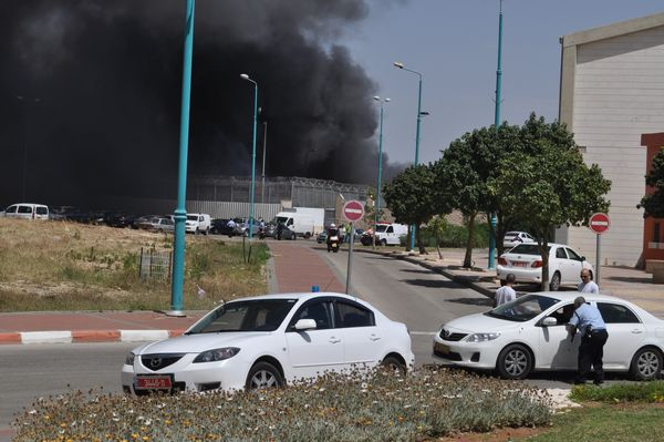 بالفيديو:حريق كبير في مصنع للكرتون بالقرب من سجن الرملة 